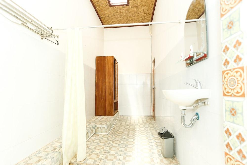 Vaccinated Staff - Oyo 1230 Kampoeng Osing Syariah Guesthouse バニュワンギ エクステリア 写真