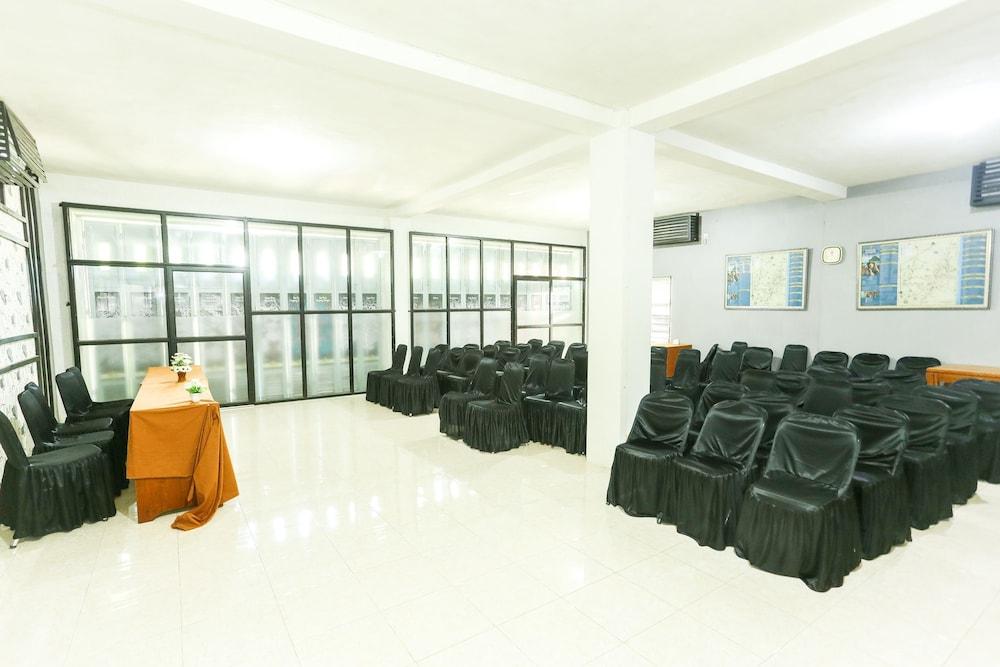 Vaccinated Staff - Oyo 1230 Kampoeng Osing Syariah Guesthouse バニュワンギ エクステリア 写真