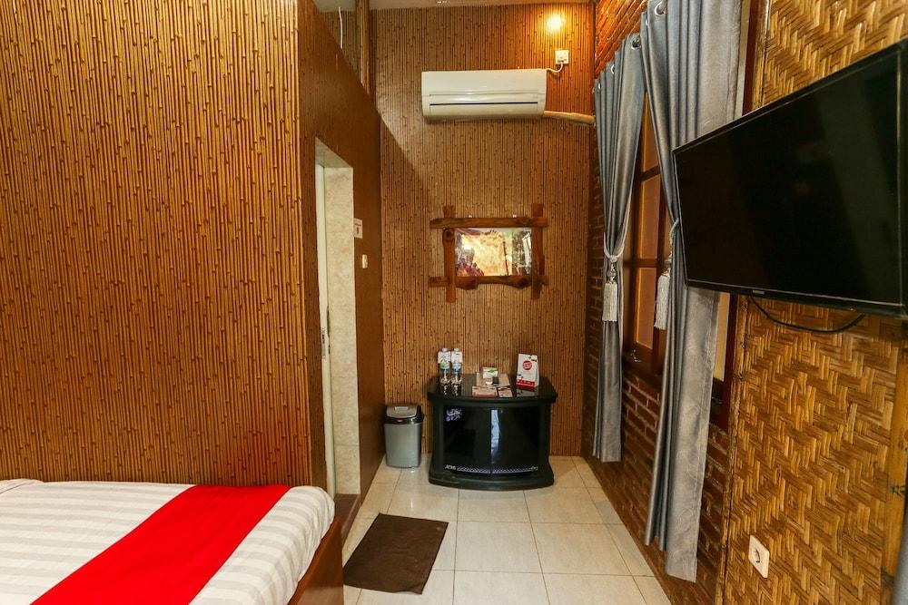 Vaccinated Staff - Oyo 1230 Kampoeng Osing Syariah Guesthouse バニュワンギ エクステリア 写真