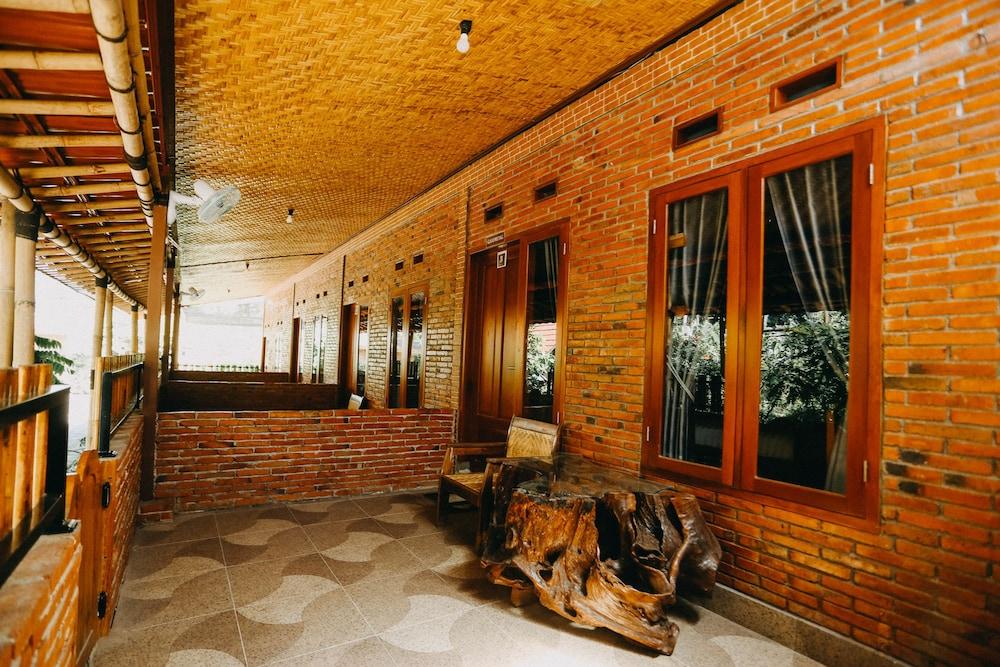 Vaccinated Staff - Oyo 1230 Kampoeng Osing Syariah Guesthouse バニュワンギ エクステリア 写真