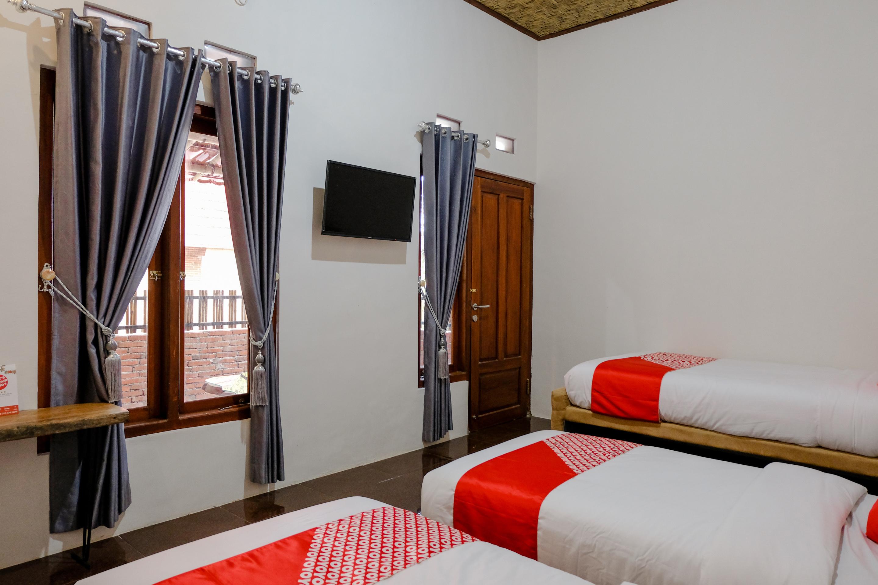 Vaccinated Staff - Oyo 1230 Kampoeng Osing Syariah Guesthouse バニュワンギ エクステリア 写真