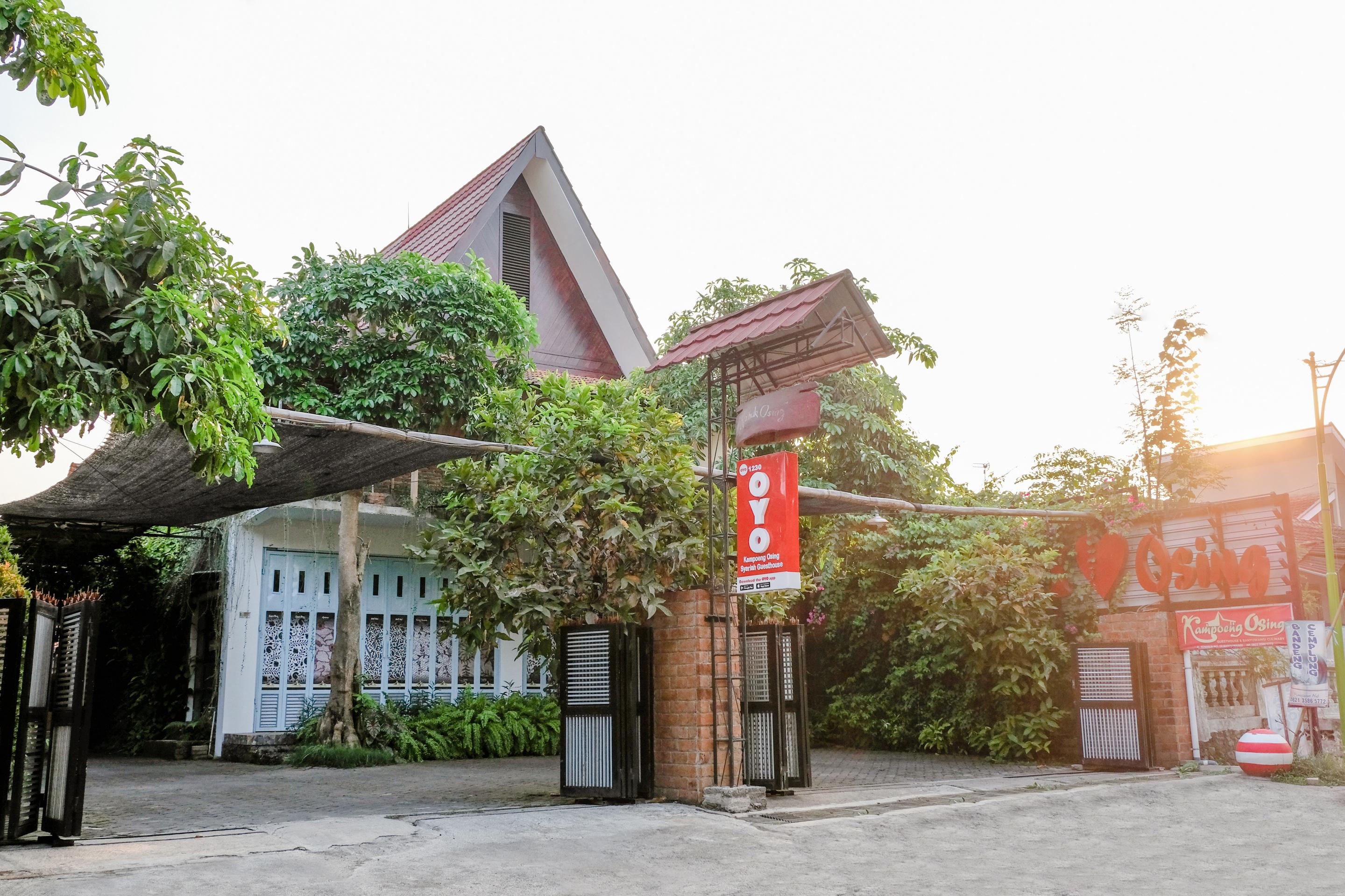 Vaccinated Staff - Oyo 1230 Kampoeng Osing Syariah Guesthouse バニュワンギ エクステリア 写真