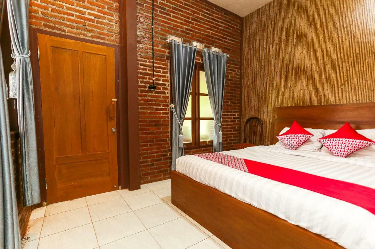 Vaccinated Staff - Oyo 1230 Kampoeng Osing Syariah Guesthouse バニュワンギ エクステリア 写真