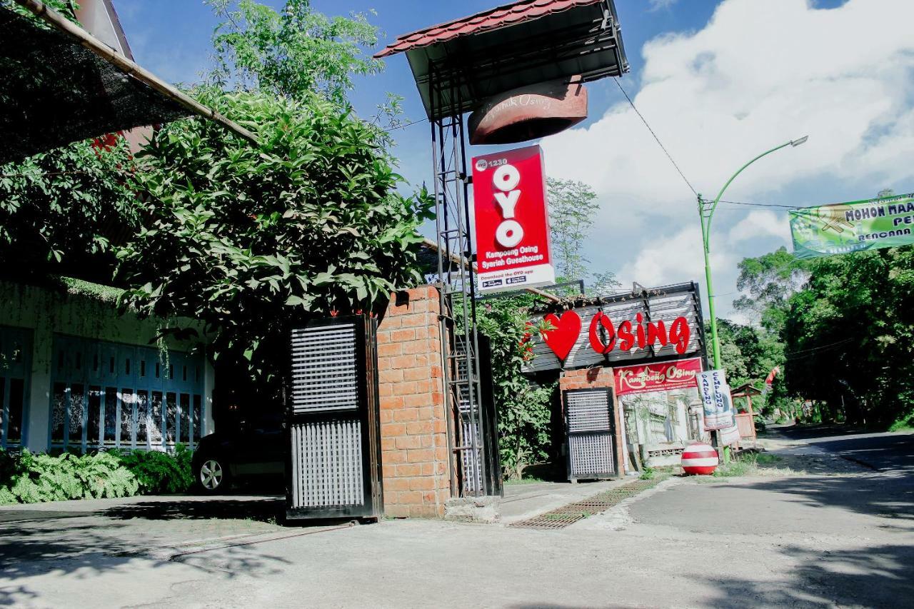 Vaccinated Staff - Oyo 1230 Kampoeng Osing Syariah Guesthouse バニュワンギ エクステリア 写真