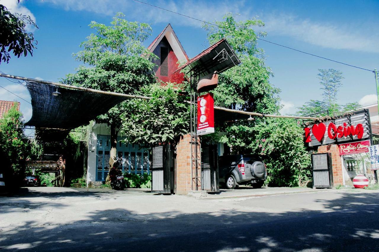 Vaccinated Staff - Oyo 1230 Kampoeng Osing Syariah Guesthouse バニュワンギ エクステリア 写真