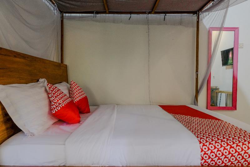 Vaccinated Staff - Oyo 1230 Kampoeng Osing Syariah Guesthouse バニュワンギ エクステリア 写真