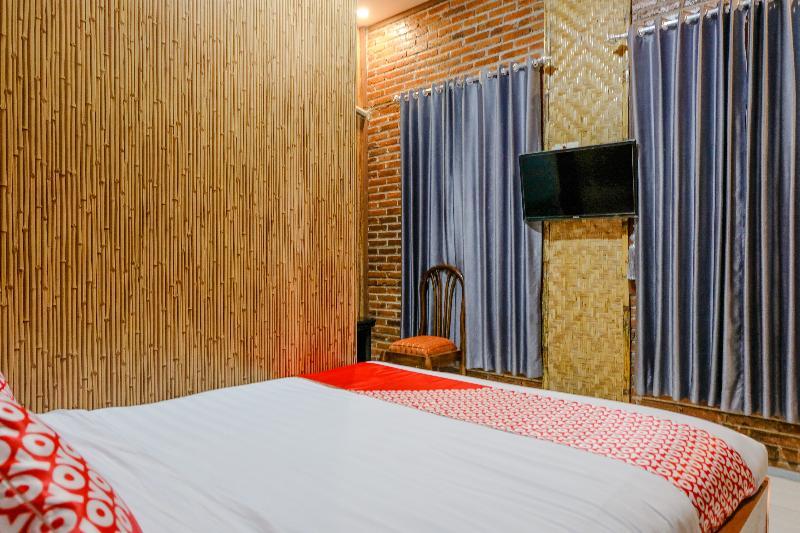 Vaccinated Staff - Oyo 1230 Kampoeng Osing Syariah Guesthouse バニュワンギ エクステリア 写真