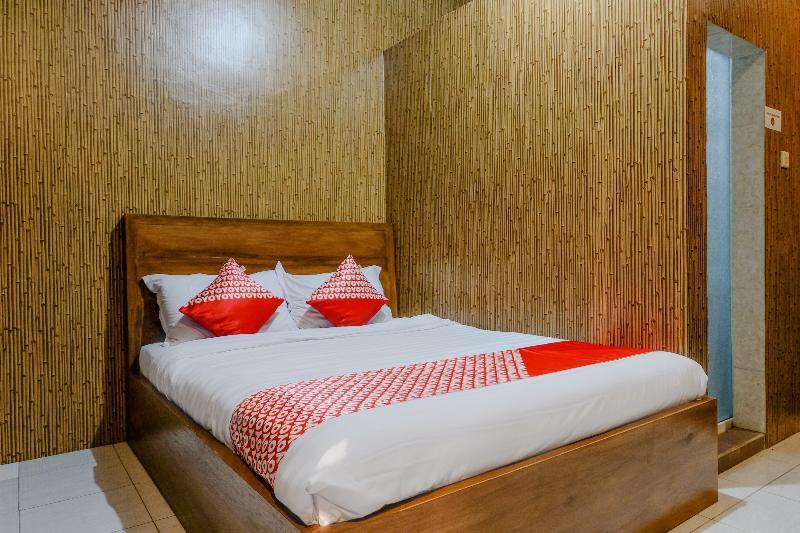 Vaccinated Staff - Oyo 1230 Kampoeng Osing Syariah Guesthouse バニュワンギ エクステリア 写真